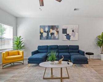 Game Room - Texas Themed Room - FirePit Backyard - Close to The Woodlands - Magnolia - Huiskamer