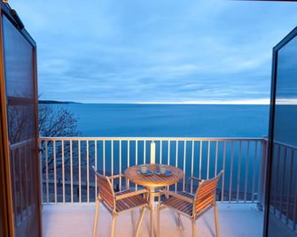 East Bay Suites - Grand Marais - Balcón