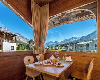 Schweizerhaus Swiss Quality Hotel - Bregaglia - Balcony