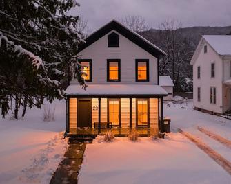 Modern dreamy Hudson Valley home with backyard rink - Phoenicia - Building