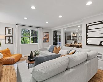 Modern & Stylish Bellevue Basement Suite - Spacious & Cozy Stay Urban Oasis - Beaux Arts Village - Living room