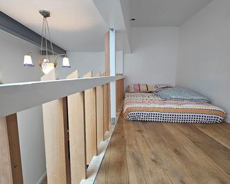 Quiet, bright studio. Beautiful volumes near metro and Flea Market - Saint-Ouen-l’Aumône - Habitación