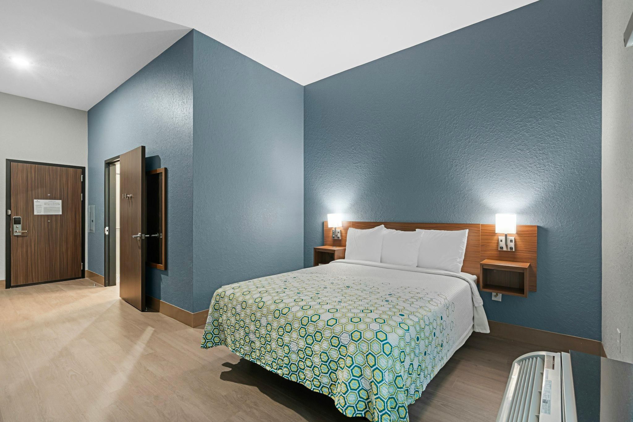 HomeTowne Studios by Red Roof Bradenton - בריידנטון - חדר שינה