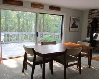 Quiet\/ Wooded\/ Walk to town: Shared home w\/ 1 other guest room. - Vineyard Haven - Dining room