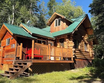 Cozy cabin bordering forest service trails. Perfect escape on 10 acres of forest - Bigfork - Building