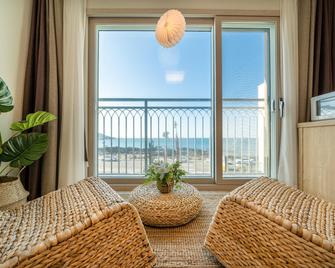Mon Dieu Hotel - Jeju City - Living room