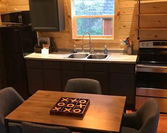 Arcadian Cabin at Bishop Branch, creek-front, public land access, great location - Viroqua - Cocina
