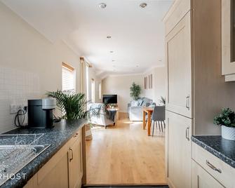 StarHost Residences - Smart 2 Bedroom Apartment in Newbury - Newbury - Mutfak