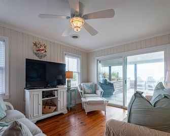 Amazing Ocean Front Cottage on the Crystal Coast - Emerald Isle - Living room