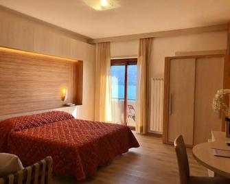 Hotel Palazzina - Gargnano - Bedroom