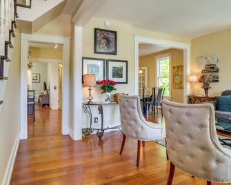 Historic Home Near Downtown Salem Walk to Capitol - Salem - Living room
