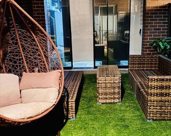 Luxe Riverside Oasis 3BR for 6 Guests Home Near Flemington Racecourse 16 min to CBD 20 min to Airport 2 mins walk to Public Transport to go to Train Station and Highpoint Shopping Centre - Maribyrnong