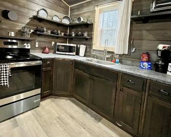 Pin Oak Villa: Pet-Friendly Cabin Near Cook Forest & Allegheny National Forest - Marienville - Cocina