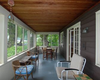 Side-by-side lakefront cottages! Outdoor space galore! - Canandaigua - Balcony