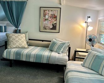 Adorable Lake Street Cottage~5th bedroom/bath option ~ Walk to town ~ Bikes! - Sandpoint - Living room