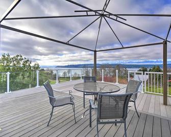 Breathtaking Port Ludlow Home w/ Deck & Yard - Port Ludlow - Balcón