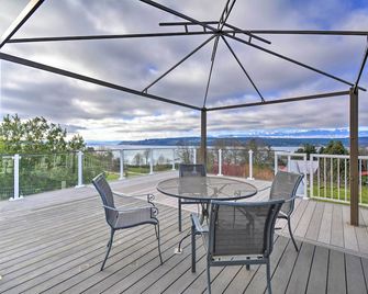 Breathtaking Port Ludlow Home with Deck and Yard - Port Ludlow - Balcón