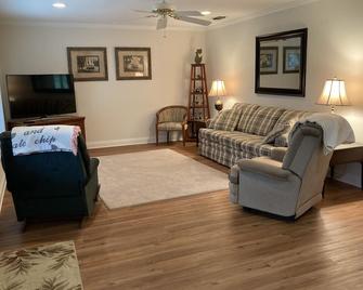 Peachtree Cottage. Quality, comfort, & convenient location. - Foley - Pokój dzienny