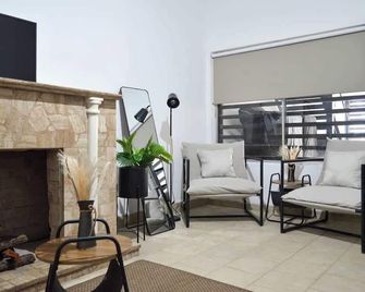 Ramon Corral 504 A, Col Hidalgo - Monterrey - Living room