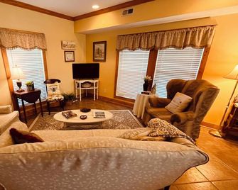 Hartselle Guest House in the ️ of North Alabama-walking distance to downtown - Hartselle - Living room