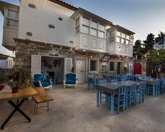Monat Otel Alacati - Alacati - Patio