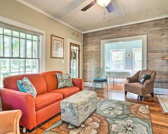 Moon Pie Cottage Near Dtwn Ocean Springs! - Ocean Springs - Living room