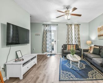 3 Bedroom Townhome 87B, one block to beach, close to casinos, & attractions - Gulfport - Living room