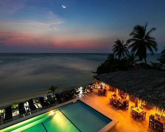 Brisas Del Mar Beach + Dive Resort - Coxen Hole - Bazén