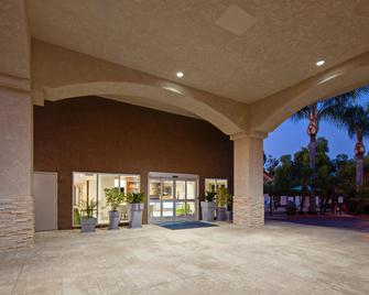 Holiday Inn Express Hotel & Suites San Diego-Escondido - Escondido - Building