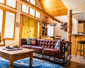 Relaxing 3 bedroom, 2 bathroom comfortable Running Y chalet - Klamath Falls - Stue