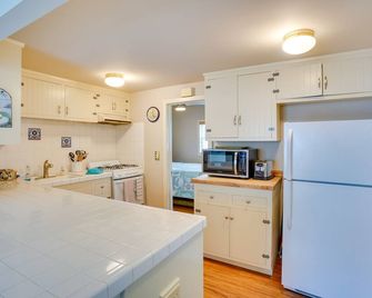Tropical Island Escape w/ Deck, Walk to Avalon Bay - Avalon - Kitchen