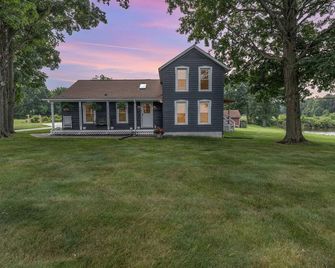 The Good Farm: Farmhouse + BarnBnB on 44 acres! - Valparaiso - Gebäude