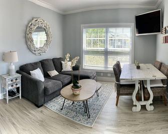 Beautiful Waterview Condo on the North Fork of LI - Greenport - Living room