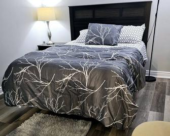 2 Bedroom Basement Apartment/kitchen/parking/Laundry/Full washroom in Brampton - Brampton - Bedroom