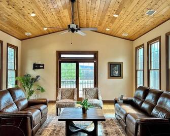 Spacious estate in charming Purcellville with WiFi, fitness room, AC - Purcellville - Living room