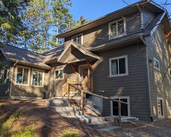 Lakefront Cabin on Pike Lake Chain w/Sunset View - ATV/Snowmobile Flambeau Trail - Park Falls - Edificio
