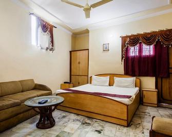 Muskan Hotel - Mathura - Bedroom