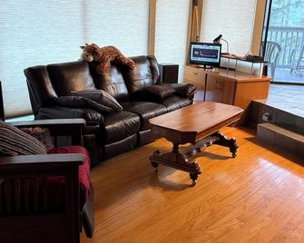 Peaceful Rest - Kick back and relax in this calm, stylish space. - Gold River - Sala de estar