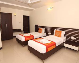 Hotel Meera - Raipur - Bedroom