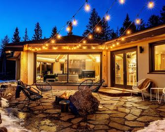 Tacansina Ranch-Designer Home East of Banff National Park - Morley - Patio