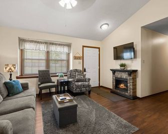 4bed3Bedroom near convention ctr, downtown, Fisher Park, 30 min to Holiday World - Owensboro - Wohnzimmer