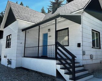 Bluebird Basecamp- cozy, renovated home in the heart of Wallace, ID - Wallace - Budova