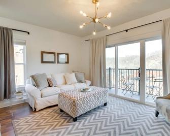 Walkable Lynchburg Condo with Private Balcony - Lynchburg - Living room