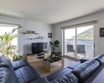 مونتي دا جويا ألوخامينتو لوكال - هورتا - غرفة معيشة