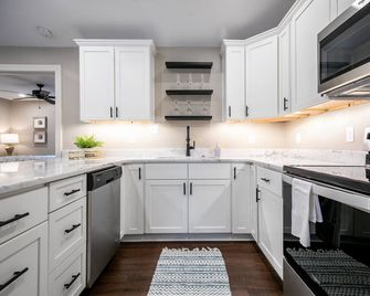 The Catherine, 1BR Cozy Studio by Velvet Ditch Villas - Oxford - Kitchen