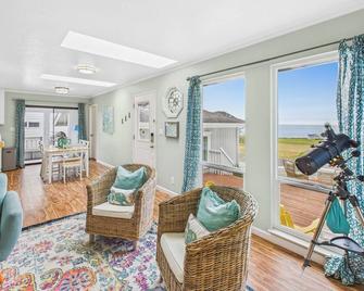 Sea View at Shelter Cove! Ocean View! Game Room! Fireplace! Walk everywhere! - Whitethorn - Living room