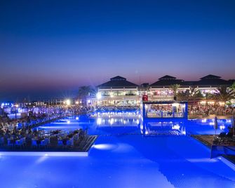 Club Nena - Side - Pool