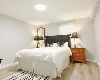 West Vancouver · Landmark View · Prime Location · 3br Private Suite - West Vancouver - Bedroom