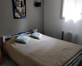 Tastefully decorated cottage 35 minutes from Puy du Fou- Industrial Cottage - Chantonnay - Chambre