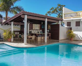 West Bay Colonial - West Bay - Piscina